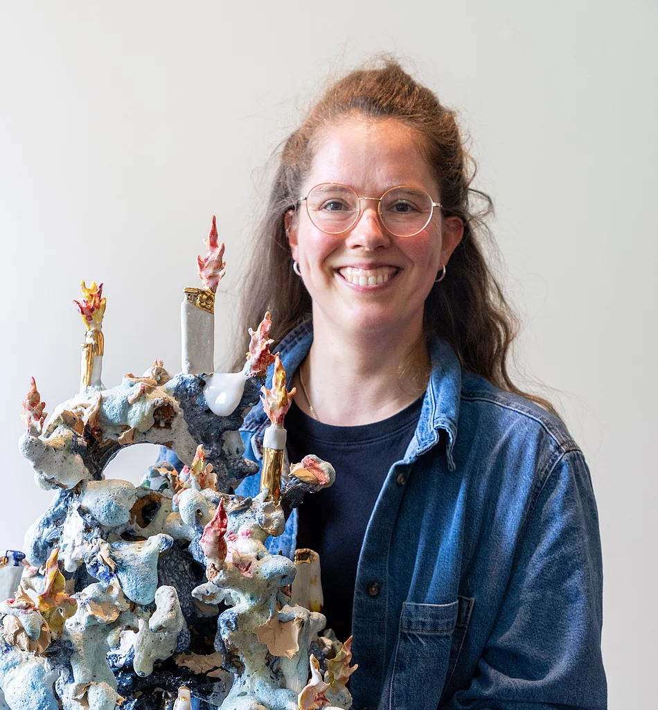 Die Preisträgerin 2025 mit ihrem Werk