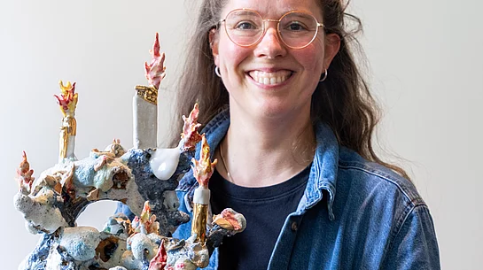 Die Preisträgerin 2025 mit ihrem Werk