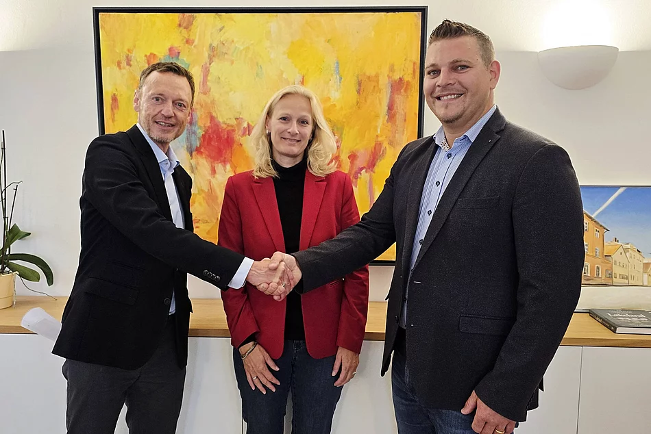 Zukünftiger Geschäftsstellenleiter stellt sich vor Bürgermeisterin Sandra Perzul mit Karl-Heinz Springer und Manuel Fischer