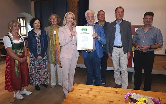 Auszeichnung Fairtrade-Kampagne Auf dem Bild v. l. n. r.: Katharina Waibl, Renate Heggmaier, Susanne Jung-Kramer, Bürgermeisterin Sandra Perzul, Manfred Holz, Volker Bippus und Dr. Holger Kramer, Peter Kaun jun.