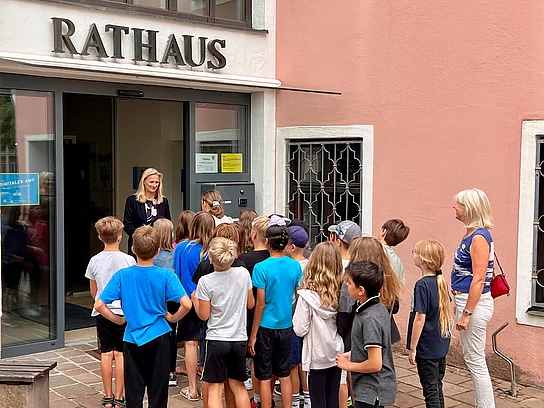 Vierte Klassen zu Besuch bei der Bürgermeisterin