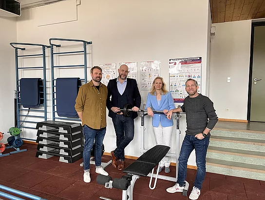 Andreas Schmitt (Sportbeauftragter COS), Michael Kramer (Rektor COS), Sandra Perzul (Erste Bürgermeisterin) mit Stefan Egger bei der Einweihung des erweiterten Kraftraumes in der Dießener Mehrzweckhalle