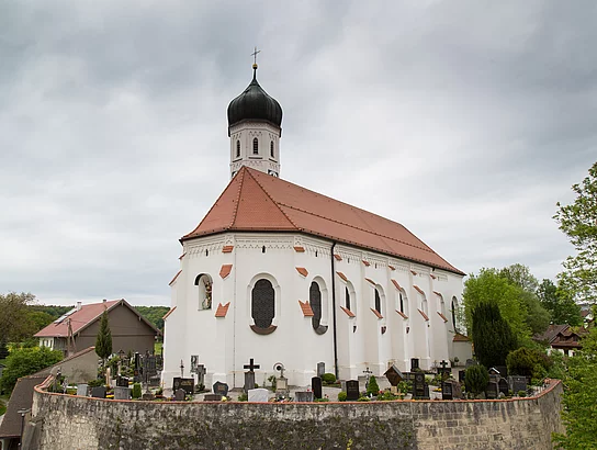 Kirche St. Georg Die Kirche St. Georg ist ein mächtiger Bau auf einem Tuffsteinkegel