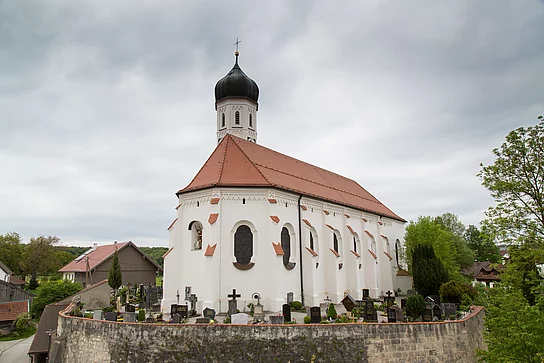 Kirche St. Georg Die Kirche St. Georg ist ein mächtiger Bau auf einem Tuffsteinkegel