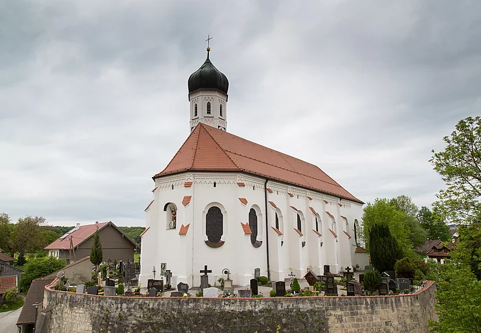Die Kirche St. Georg ist ein mächtiger Bau auf einem Tuffsteinkegel