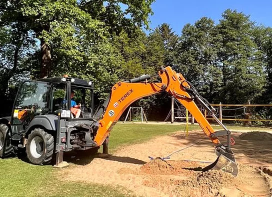 Bagger mit Beachvolleyballsand