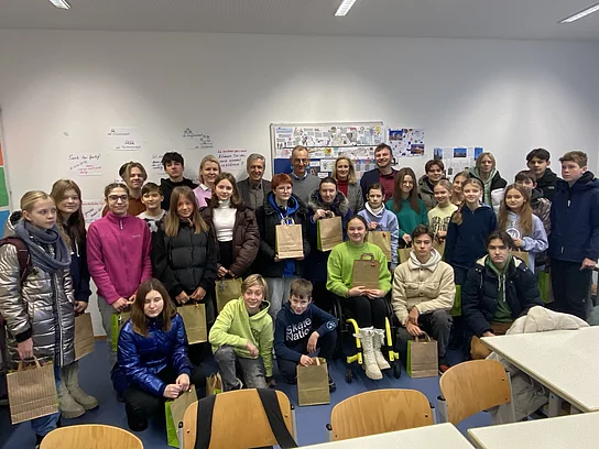 Gruppenbild Übergabe der Geschenke durch Sandra Perzul und Patrik Beausencourt