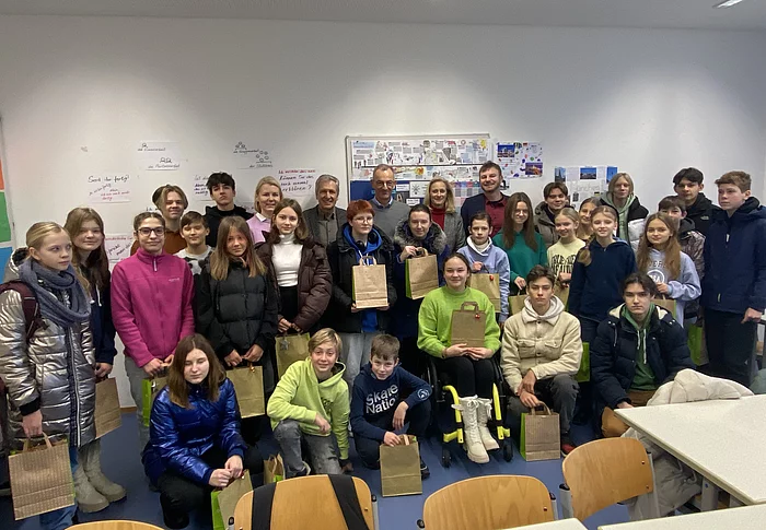 Übergabe der Geschenke durch Sandra Perzul und Patrik Beausencourt