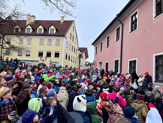 Bunte Süßigkeiten regnen auf den Marktplatz