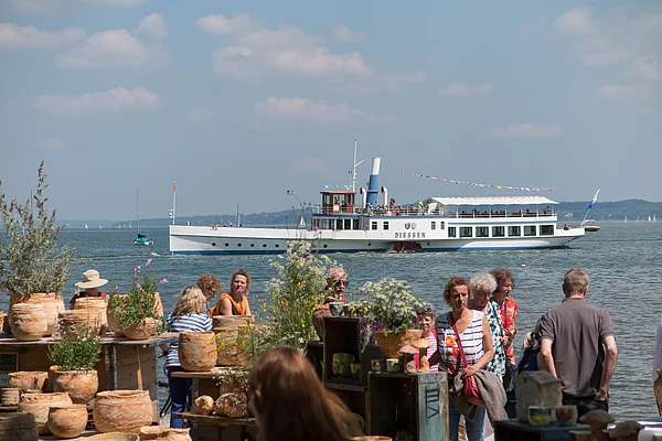 Töpferware mit Besuchern des Töpfermarktes in den Seeanlagen