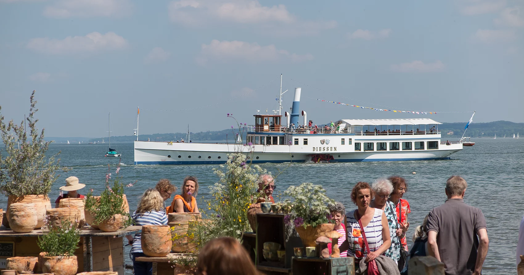 Töpferware mit Besuchern des Töpfermarktes in den Seeanlagen